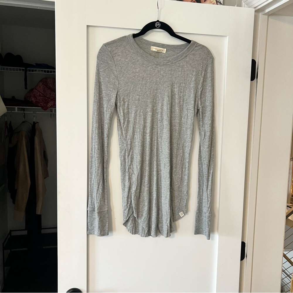 LIKE NEW RIBBED BASIC SHIRT